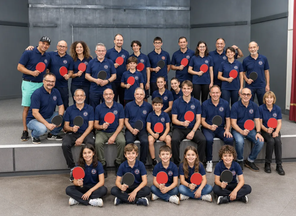 Adulti in allenamento all'Accademia, uomini e donne