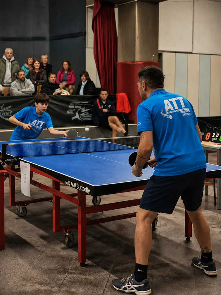 Un genitore e sua figlia allo stesso tavolo da ping pong
